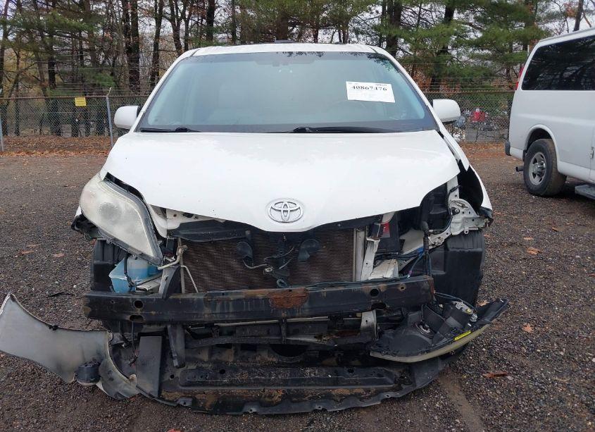 Photo 13 of 2011 Toyota Sienna XLE/LIMITED (VIN 5TDDK3DC8BS014388)