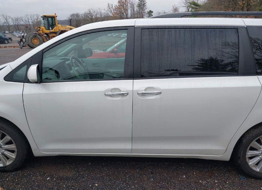 Photo 15 of 2011 Toyota Sienna XLE/LIMITED (VIN 5TDDK3DC8BS014388)