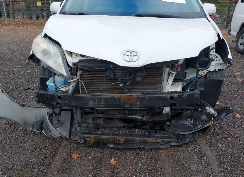 Photo 6 of 2011 Toyota Sienna XLE/LIMITED (VIN 5TDDK3DC8BS014388)