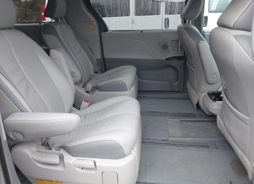 Photo 8 of 2011 Toyota Sienna XLE/LIMITED (VIN 5TDDK3DC8BS014388)