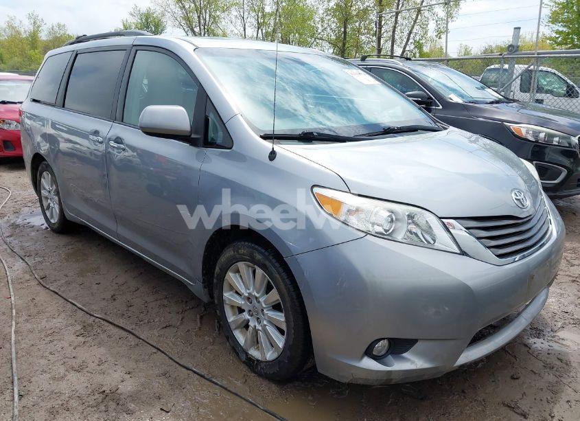 2013 Toyota Sienna XLE 7 PASSENGER (VIN 5TDDK3DC8DS059592) main photo