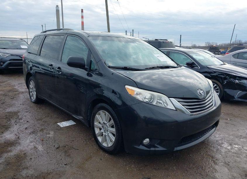 2011 Toyota Sienna XLE (VIN 5TDDK3DC9BS004906) main photo