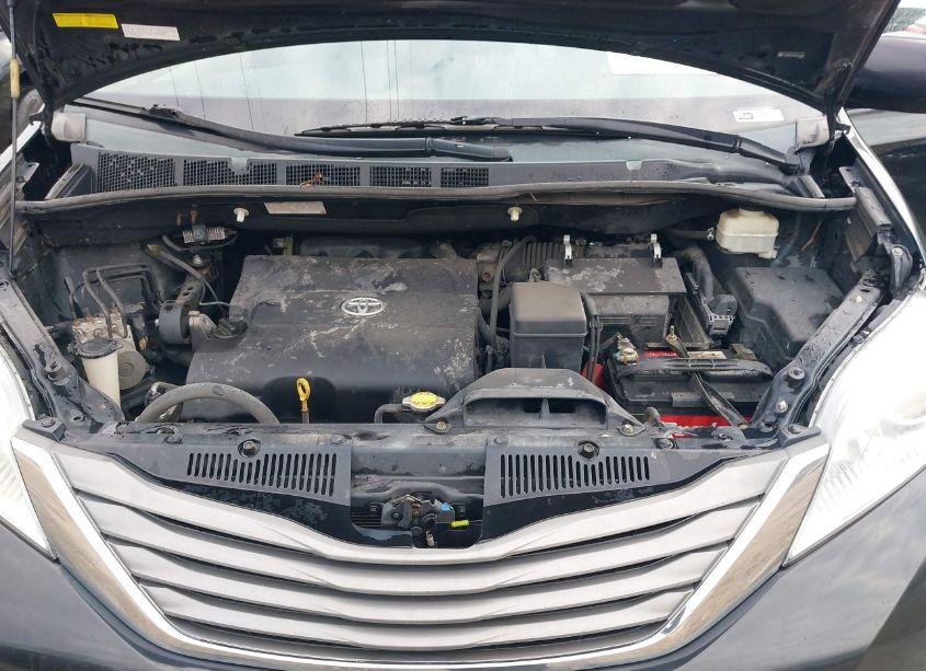 Photo 10 of 2011 Toyota Sienna XLE (VIN 5TDDK3DC9BS004906)