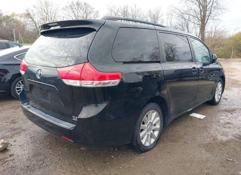 Photo 4 of 2011 Toyota Sienna XLE (VIN 5TDDK3DC9BS004906)