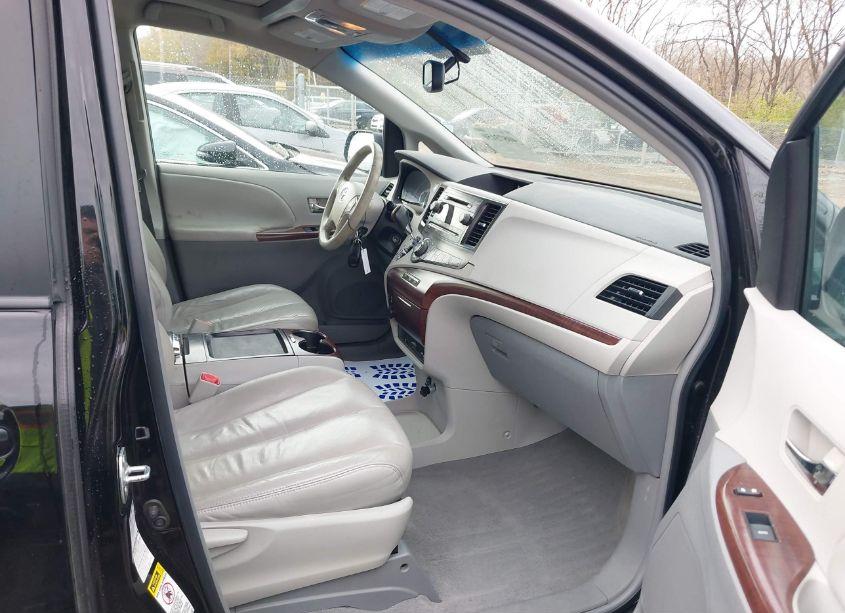 Photo 5 of 2011 Toyota Sienna XLE (VIN 5TDDK3DC9BS004906)