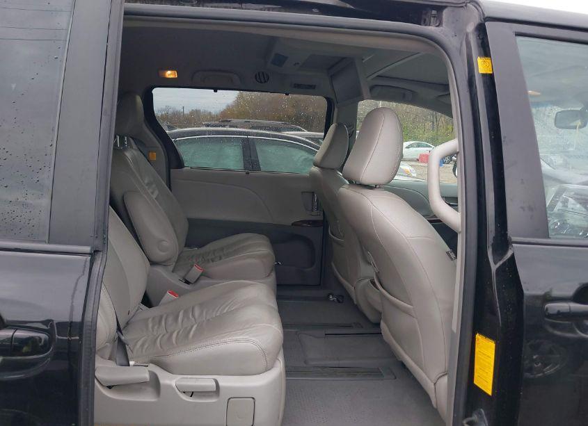 Photo 8 of 2011 Toyota Sienna XLE (VIN 5TDDK3DC9BS004906)