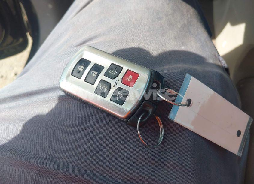 Photo 11 of 2015 Toyota Sienna XLE 7 PASSENGER (VIN 5TDDK3DC9FS113212)