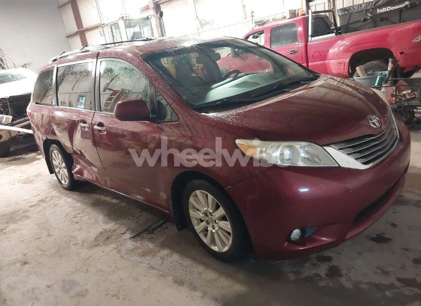 2015 Toyota Sienna XLE 7 PASSENGER (VIN 5TDDK3DC9FS121889) main photo
