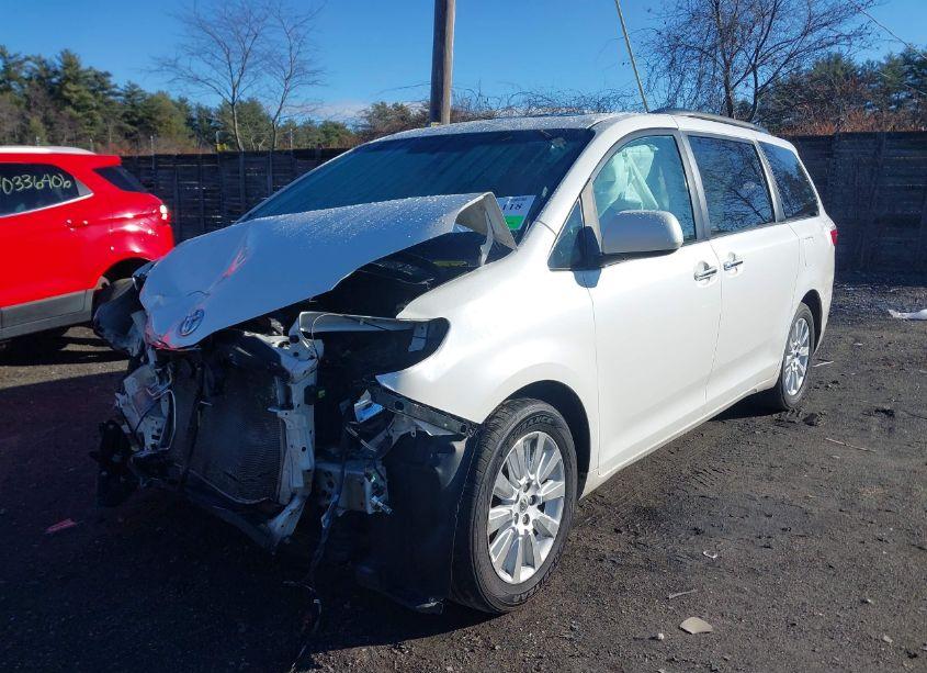Photo 2 of 2015 Toyota Sienna XLE/LIMITED (VIN 5TDDK3DC9FS124310)