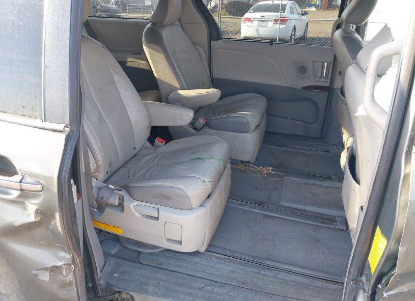 Photo 8 of 2011 Toyota Sienna XLE/LIMITED (VIN 5TDDK3DCXBS001173)