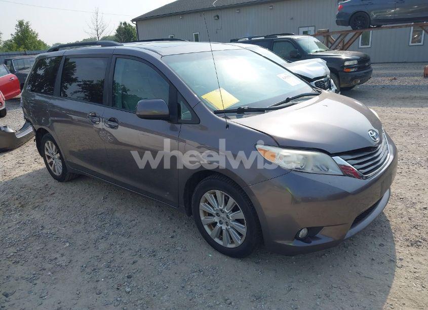 2011 Toyota Sienna XLE (VIN 5TDDK3DCXBS005806) main photo