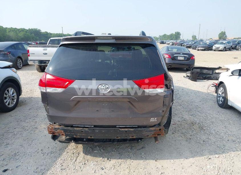 Photo 17 of 2011 Toyota Sienna XLE (VIN 5TDDK3DCXBS005806)