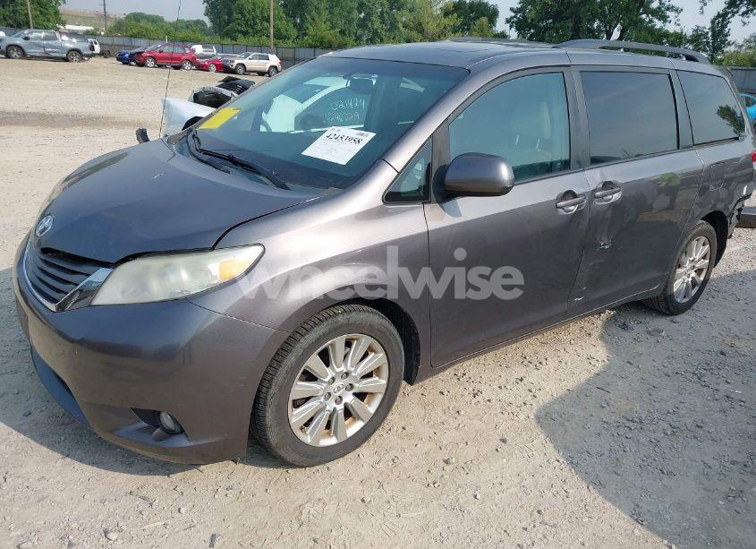 Photo 2 of 2011 Toyota Sienna XLE (VIN 5TDDK3DCXBS005806)