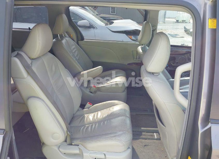 Photo 8 of 2011 Toyota Sienna XLE (VIN 5TDDK3DCXBS005806)