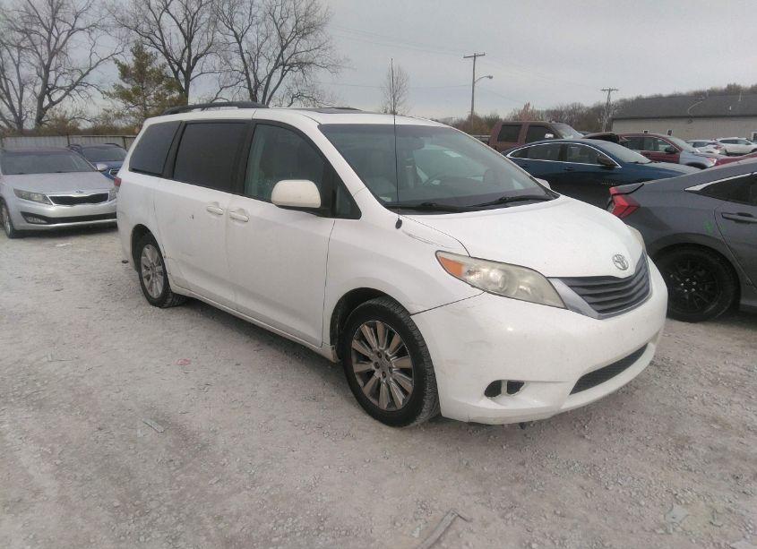 2011 Toyota Sienna XLE (VIN 5TDDK3DCXBS012514) main photo