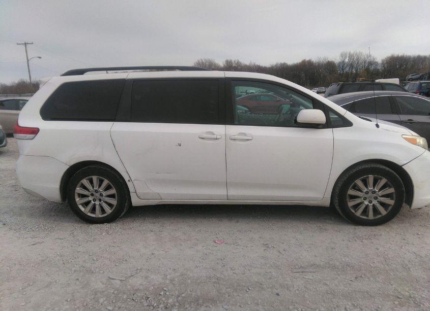 Photo 13 of 2011 Toyota Sienna XLE (VIN 5TDDK3DCXBS012514)