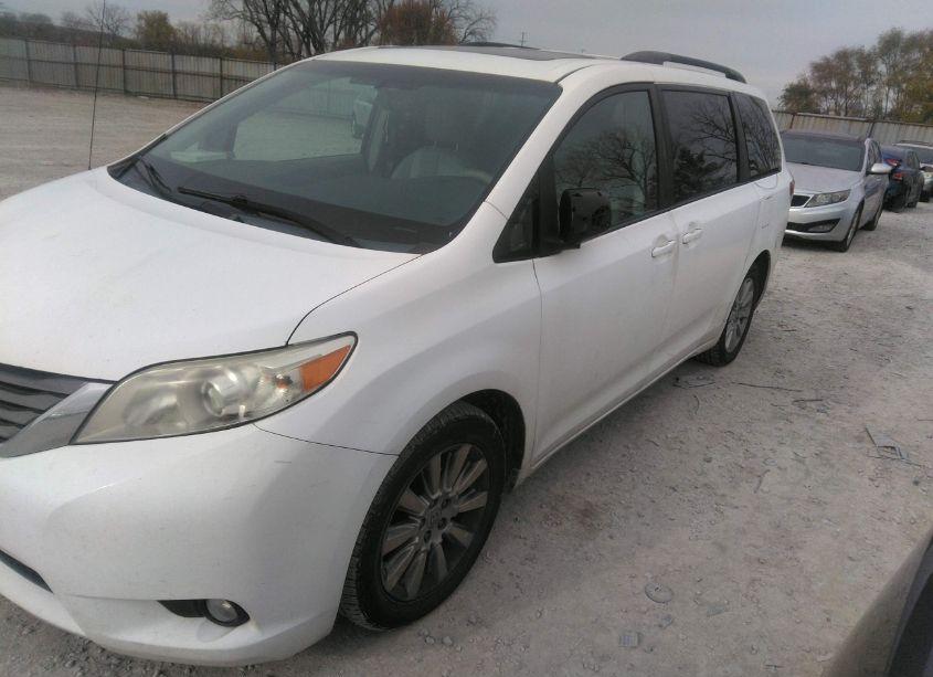Photo 2 of 2011 Toyota Sienna XLE (VIN 5TDDK3DCXBS012514)