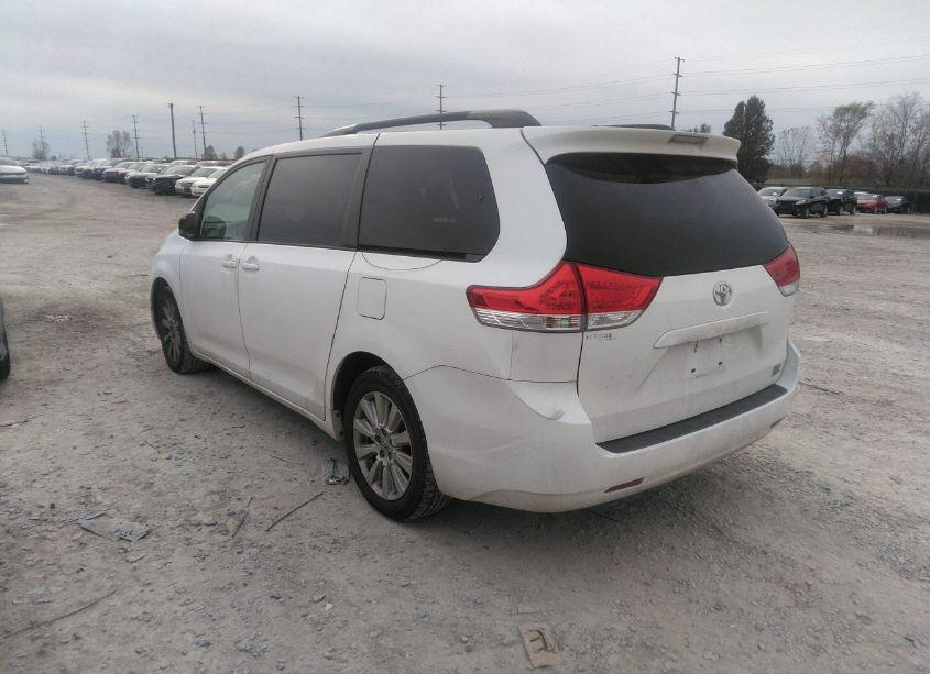 Photo 3 of 2011 Toyota Sienna XLE (VIN 5TDDK3DCXBS012514)