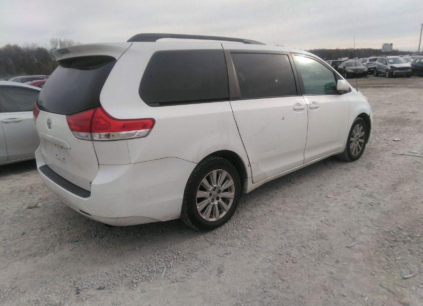 Photo 4 of 2011 Toyota Sienna XLE (VIN 5TDDK3DCXBS012514)