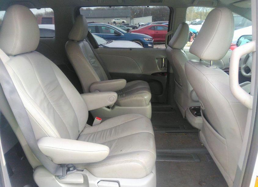 Photo 8 of 2011 Toyota Sienna XLE (VIN 5TDDK3DCXBS012514)