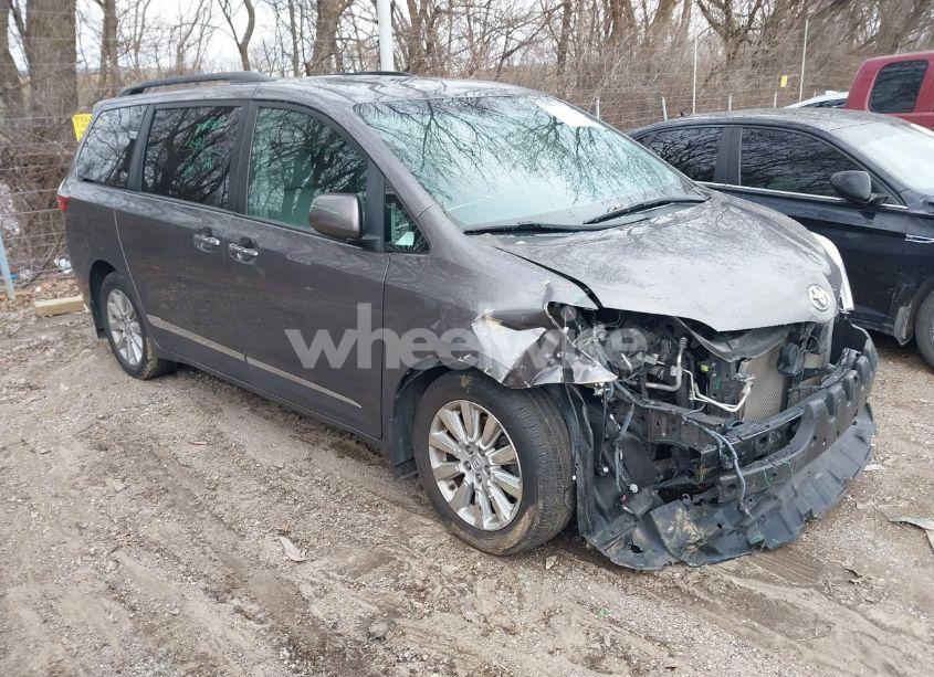 2015 Toyota Sienna XLE/LIMITED (VIN 5TDDK3DCXFS100341) main photo