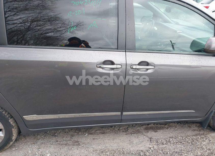 Photo 13 of 2015 Toyota Sienna XLE/LIMITED (VIN 5TDDK3DCXFS100341)