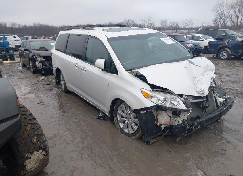 2015 Toyota Sienna XLE/LIMITED (VIN 5TDDK3DCXFS104504) main photo