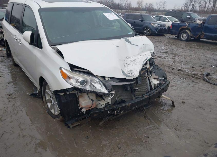 Photo 18 of 2015 Toyota Sienna XLE/LIMITED (VIN 5TDDK3DCXFS104504)