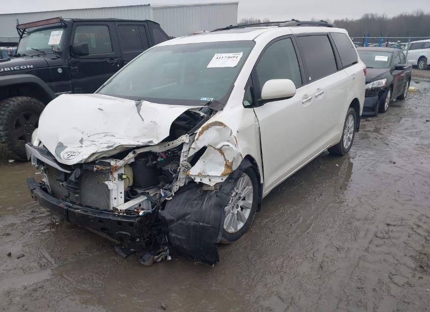 Photo 2 of 2015 Toyota Sienna XLE/LIMITED (VIN 5TDDK3DCXFS104504)