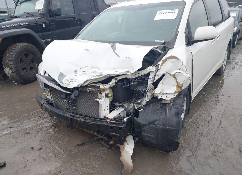Photo 6 of 2015 Toyota Sienna XLE/LIMITED (VIN 5TDDK3DCXFS104504)