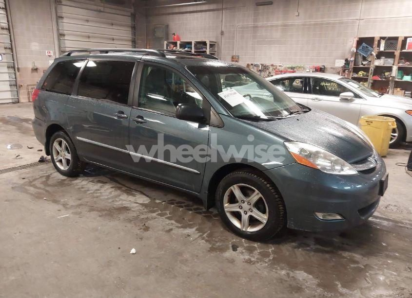 2010 Toyota Sienna LIMITED (VIN 5TDDK4CC3AS033095) main photo