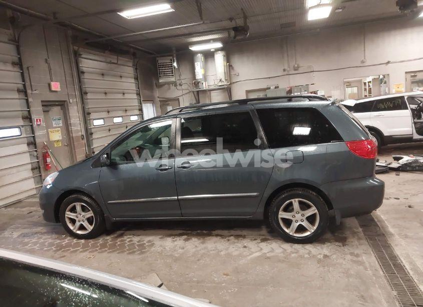 Photo 14 of 2010 Toyota Sienna LIMITED (VIN 5TDDK4CC3AS033095)