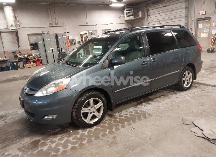 Photo 2 of 2010 Toyota Sienna LIMITED (VIN 5TDDK4CC3AS033095)