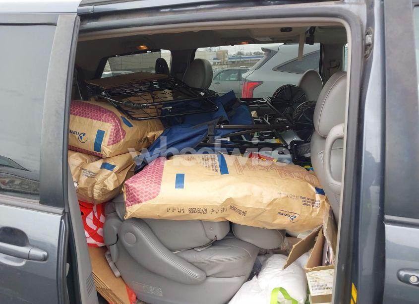 Photo 8 of 2010 Toyota Sienna LIMITED (VIN 5TDDK4CC4AS033039)