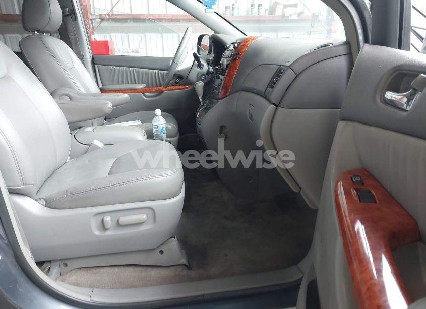 Photo 5 of 2010 Toyota Sienna XLE (VIN 5TDDK4CC5AS030134)