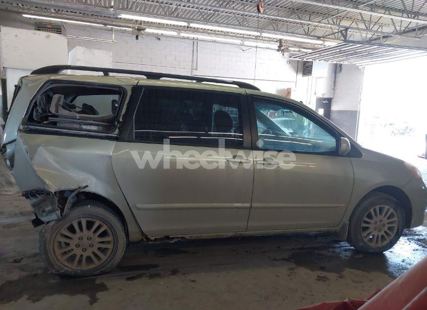 Photo 13 of 2010 Toyota Sienna XLE (VIN 5TDDK4CC5AS032384)