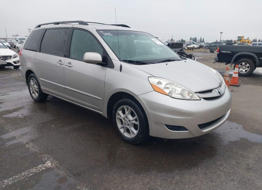 2010 Toyota Sienna XLE (VIN 5TDDK4CC6AS032359) main photo