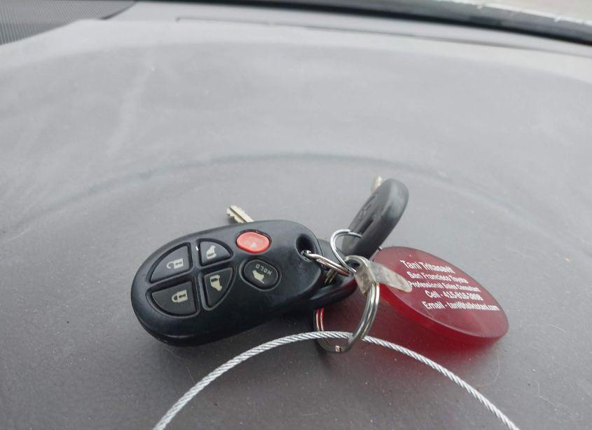Photo 11 of 2010 Toyota Sienna XLE (VIN 5TDDK4CC6AS032359)