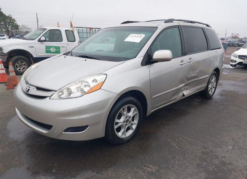 Photo 2 of 2010 Toyota Sienna XLE (VIN 5TDDK4CC6AS032359)