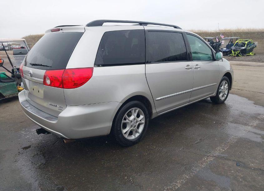 Photo 4 of 2010 Toyota Sienna XLE (VIN 5TDDK4CC6AS032359)