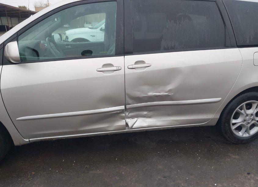 Photo 6 of 2010 Toyota Sienna XLE (VIN 5TDDK4CC6AS032359)