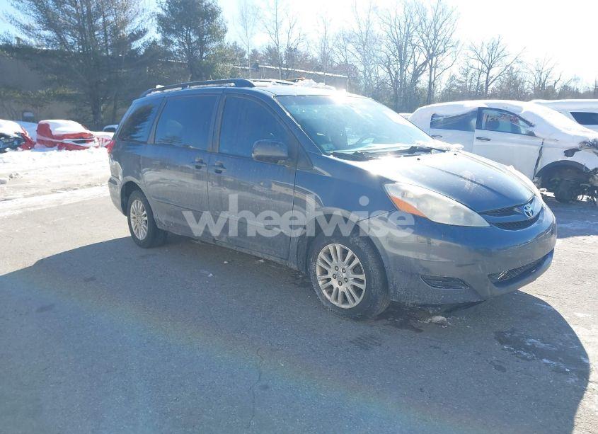 2010 Toyota Sienna XLE (VIN 5TDDK4CC9AS028449) main photo