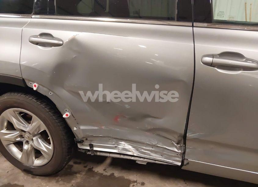 Photo 6 of 2015 Toyota Highlander LIMITED V6 (VIN 5TDDKRFH0FS180356)