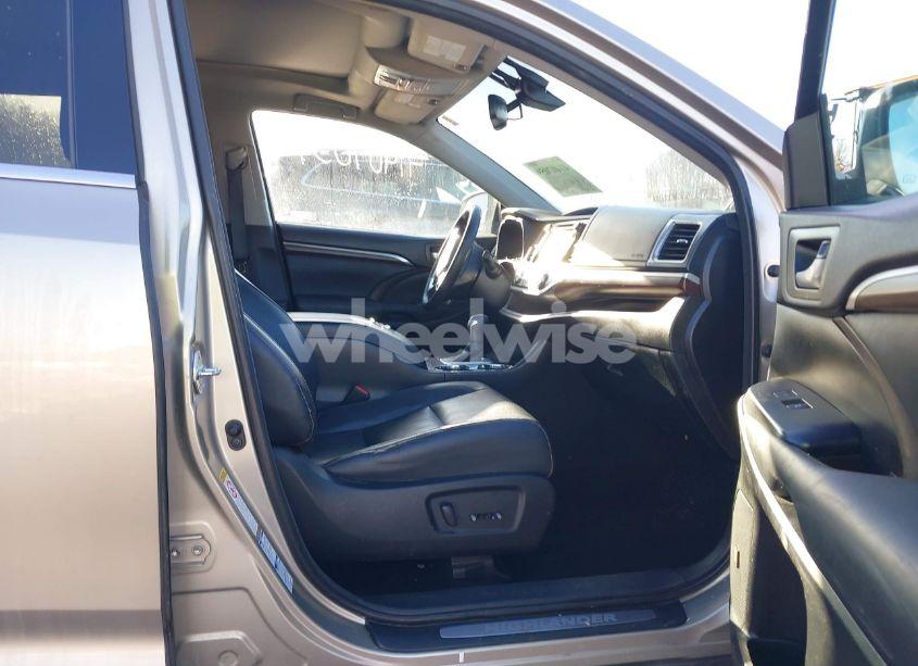 Photo 5 of 2016 Toyota Highlander LIMITED PLATINUM V6 (VIN 5TDDKRFH1GS282301)