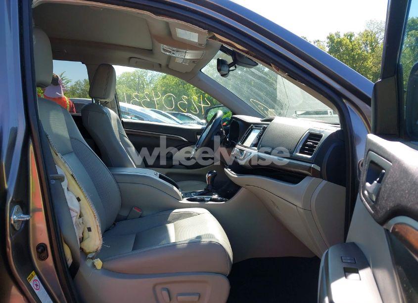 Photo 5 of 2016 Toyota Highlander LIMITED PLATINUM V6 (VIN 5TDDKRFH1GS294383)