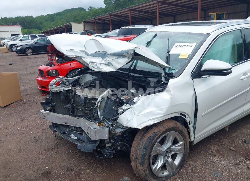 Photo 16 of 2016 Toyota Highlander LIMITED V6 (VIN 5TDDKRFH2GS353523)