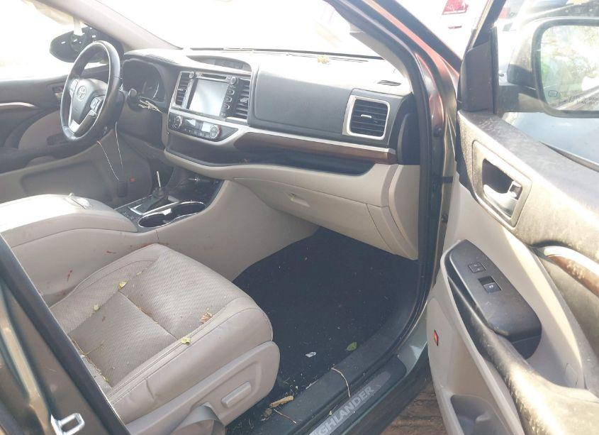 Photo 5 of 2016 Toyota Highlander LIMITED PLATINUM V6 (VIN 5TDDKRFH3GS303763)