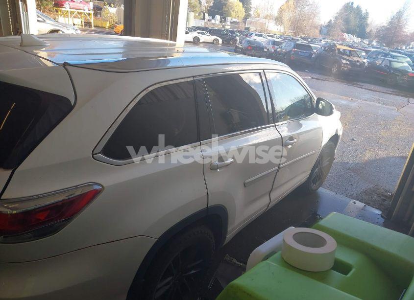 Photo 14 of 2016 Toyota Highlander LIMITED V6 (VIN 5TDDKRFH3GS340165)