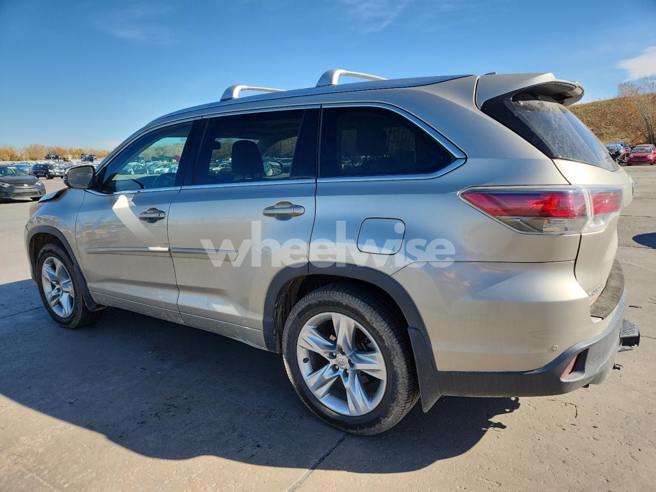 Photo 2 of 2015 TOYOTA HIGHLANDER LIMITED (VIN 5TDDKRFH6FS216261)