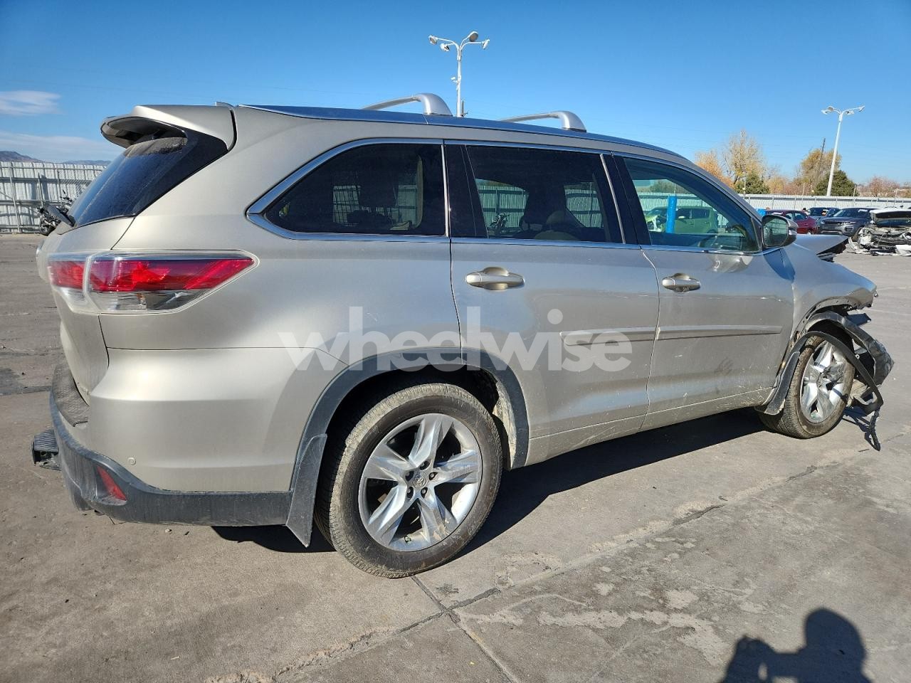 Photo 3 of 2015 TOYOTA HIGHLANDER LIMITED (VIN 5TDDKRFH6FS216261)